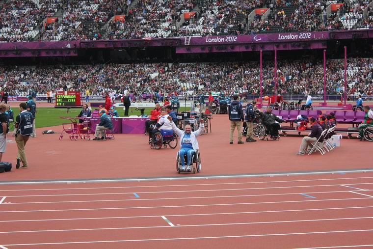 Christian Bernardi sulla pista dello Stadio Olimpico di Londra durante la gara paralimpica.