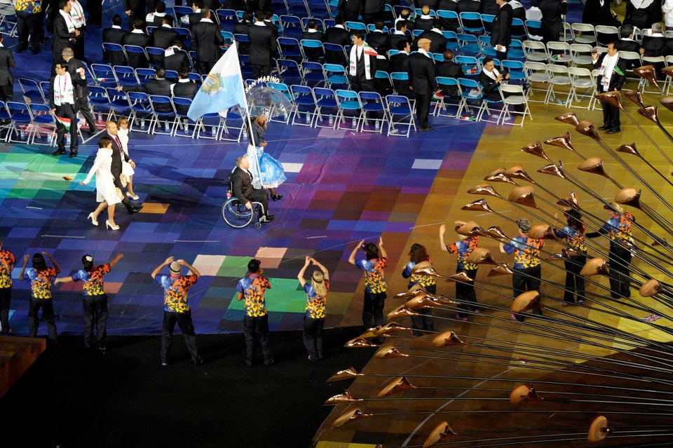 La delegazione paralimpica sammarinese con la bandiera nello Stadio Olimpico di Londra.