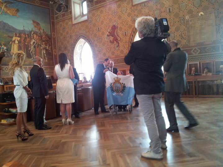 Udienza congiunta dai Capitani Reggenti con la bandiera.